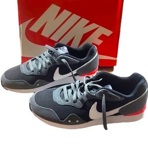 Nike Venture Runner Sneakers